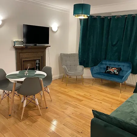Superb 2 Bedrooms Ealing Broadway Apartment Next To Tube & Buses